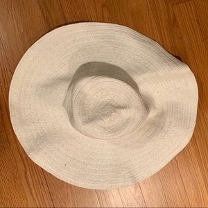 White beach hat